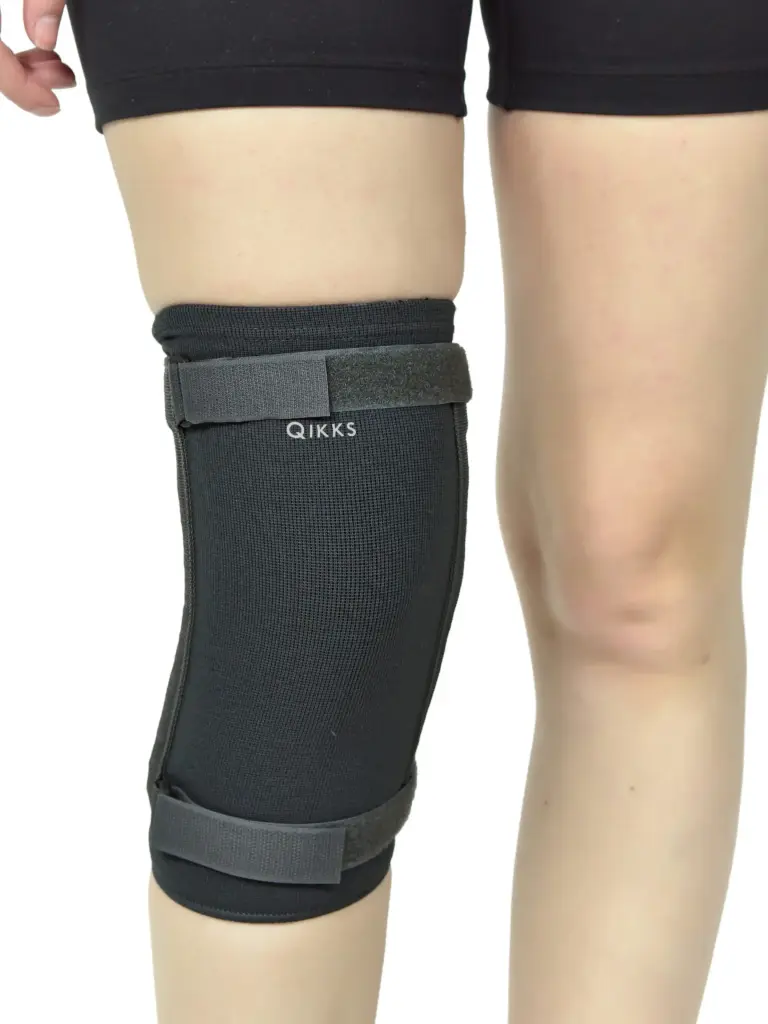Knee cap primary with spring hinge